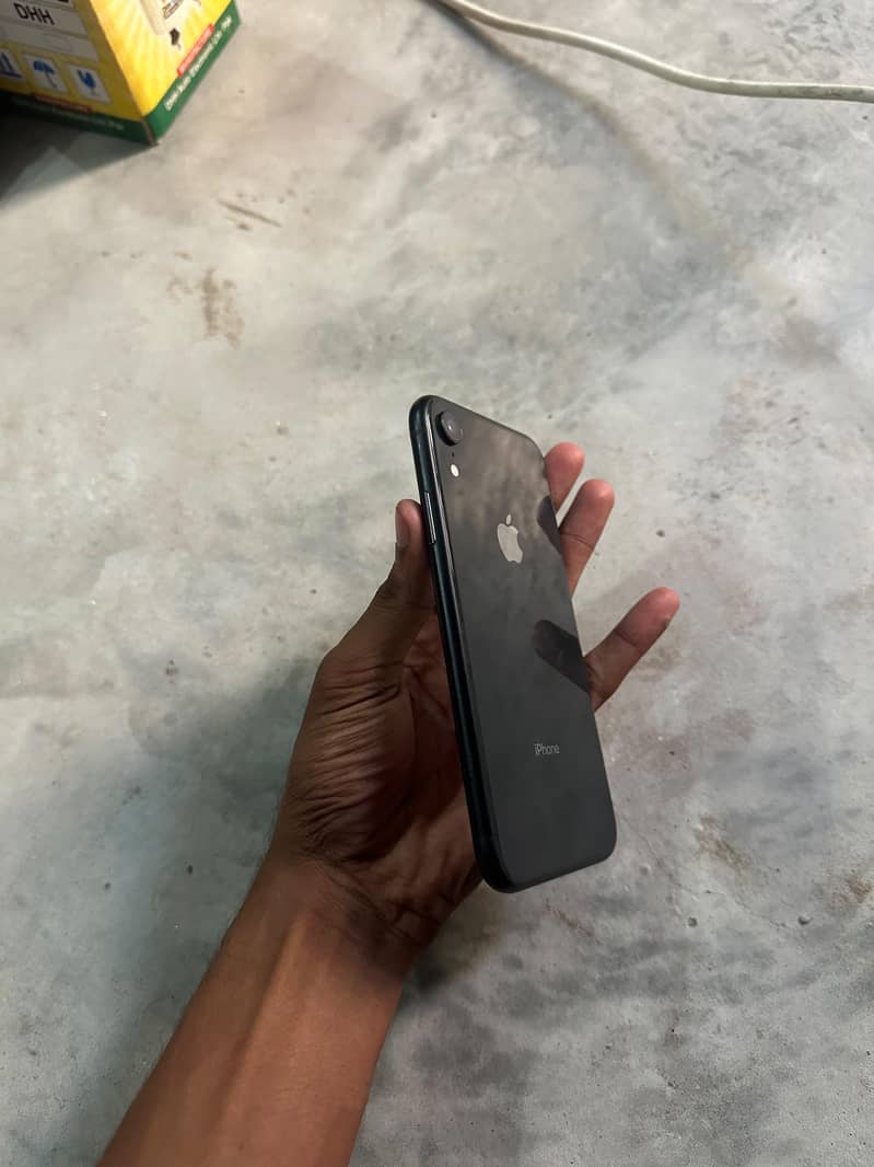 Apple iPhone XR 7