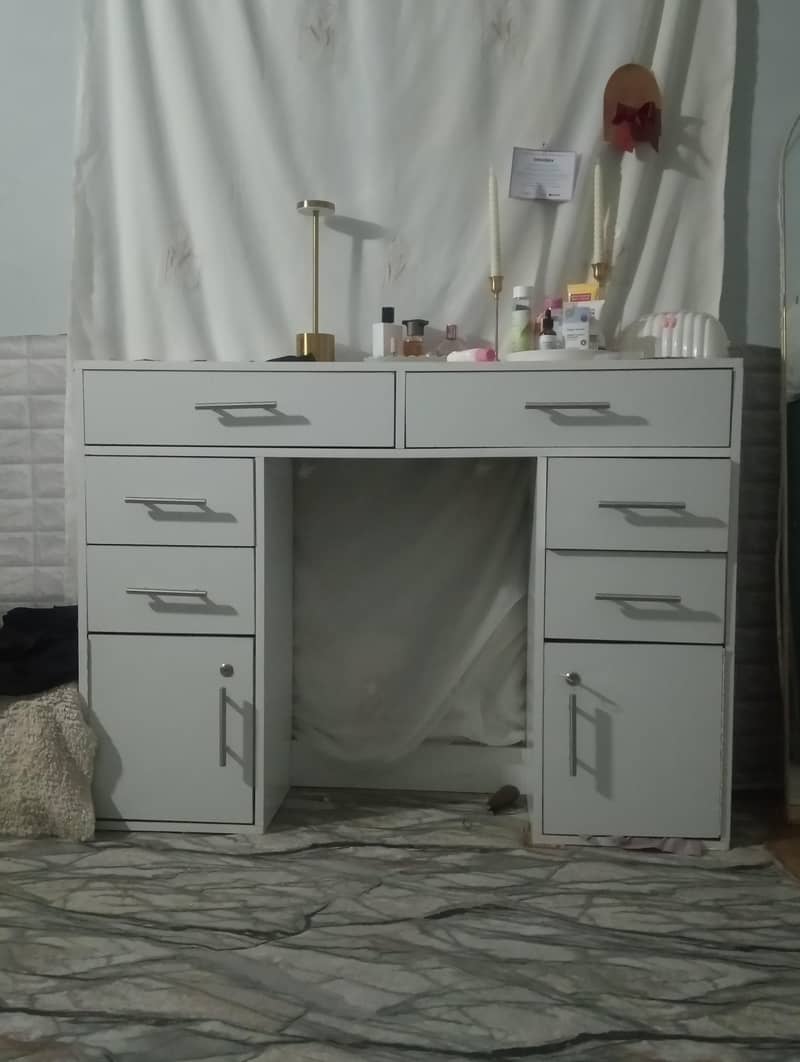Dressing table for sell 1