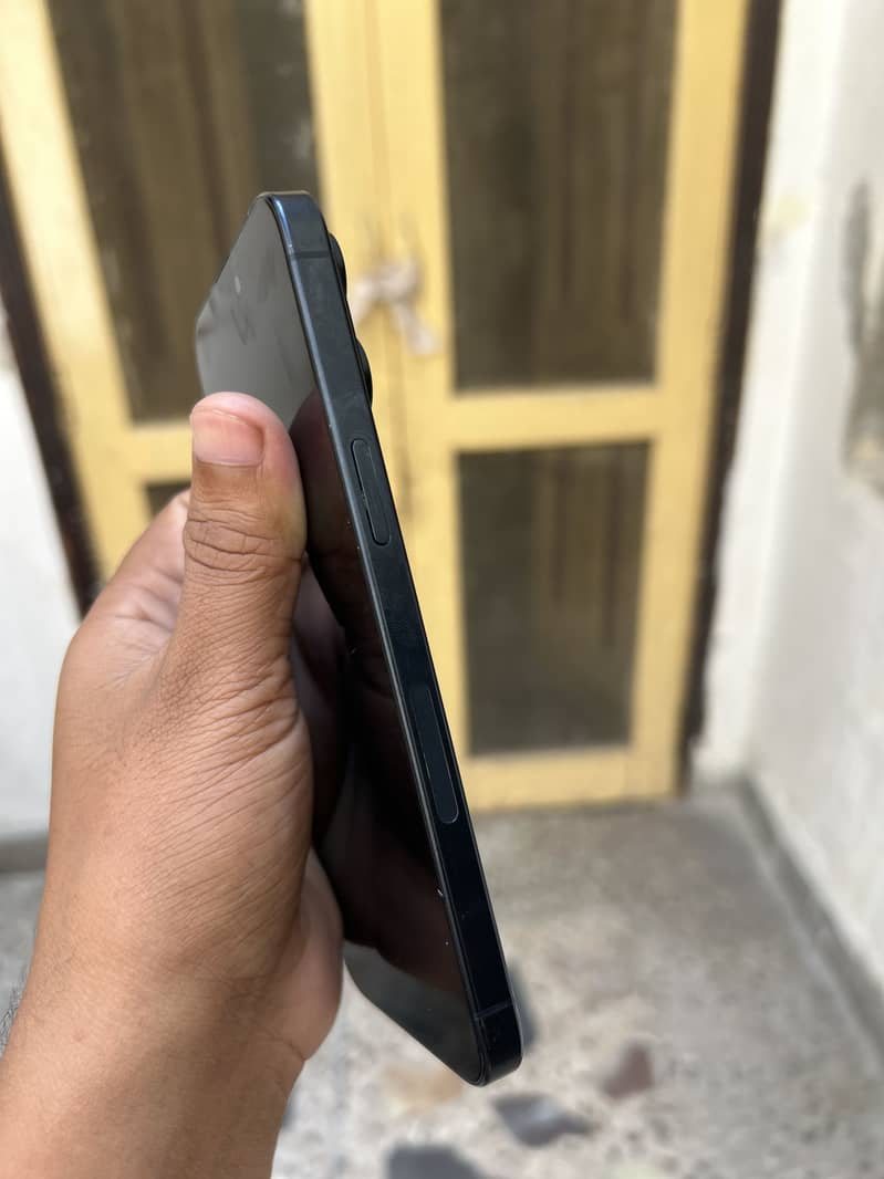 Apple iPhone 15 Pro Max 4