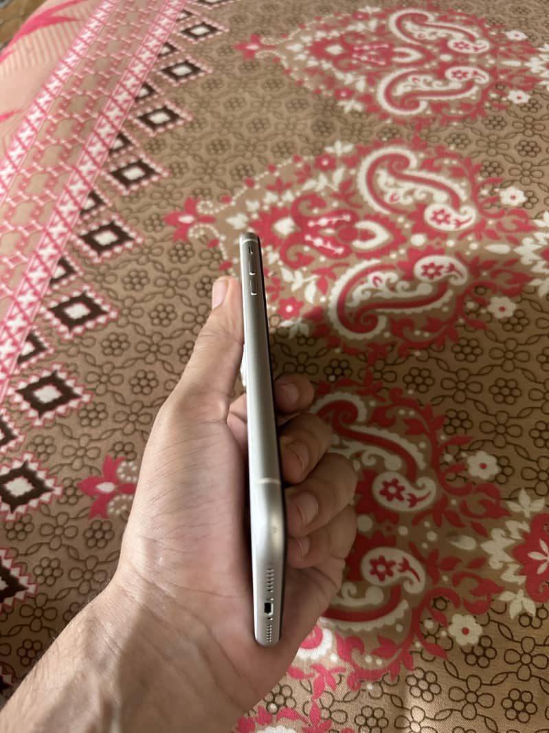 Apple iPhone 11 4