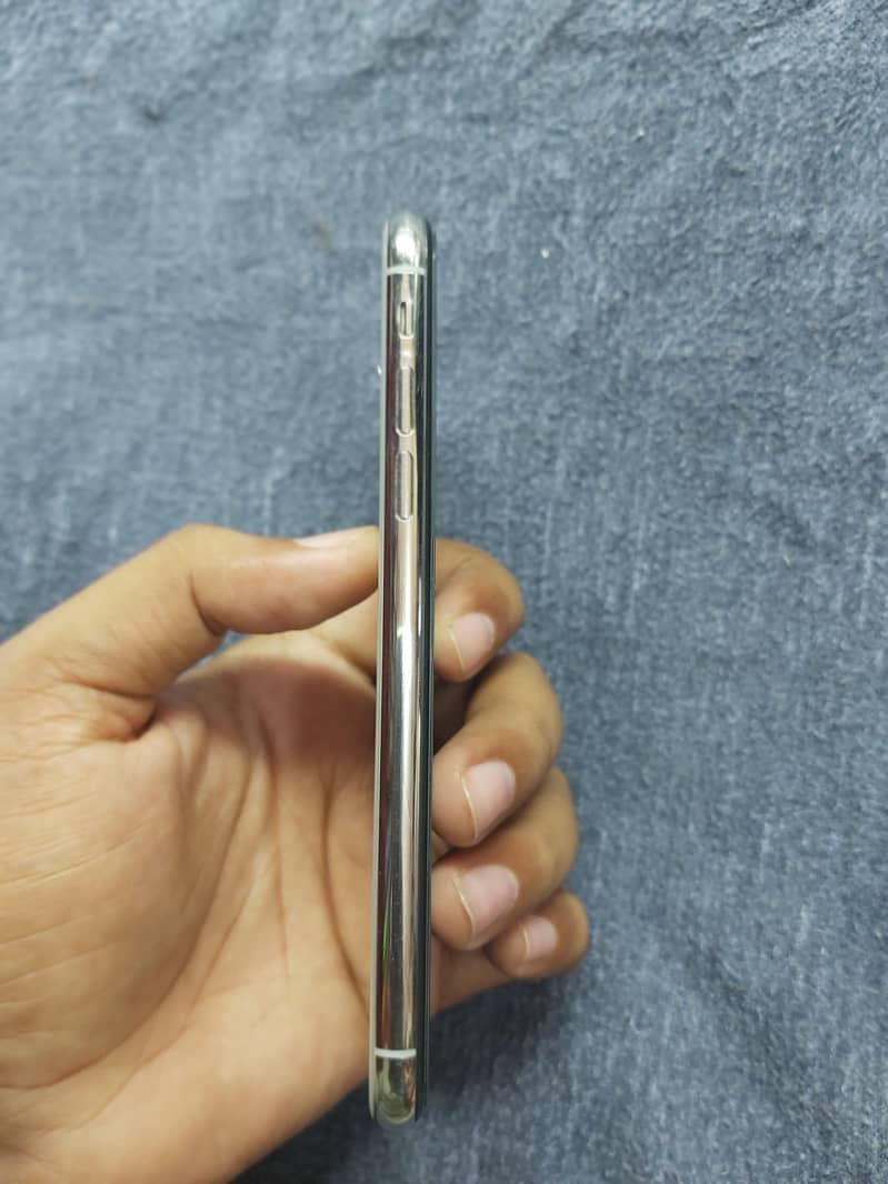 Apple iPhone X 4