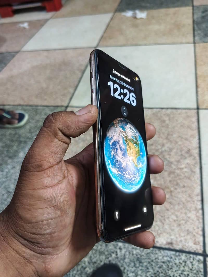 Apple iPhone XS Max 4