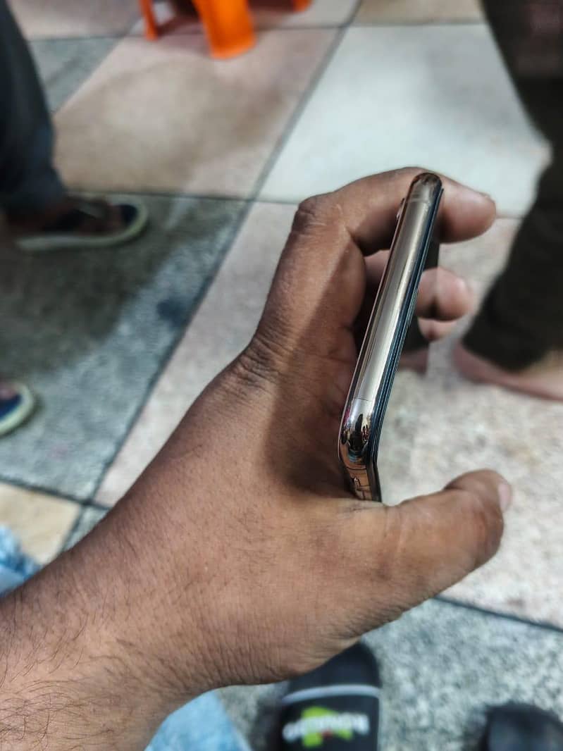 Apple iPhone XS Max 5