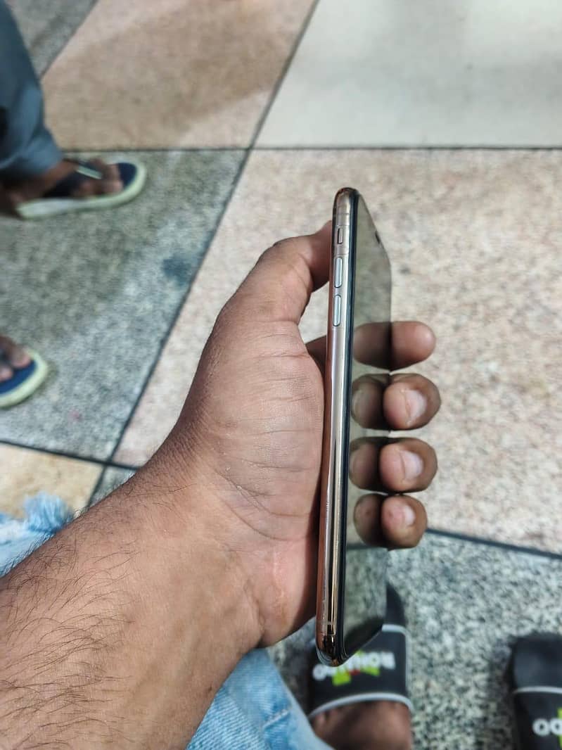 Apple iPhone XS Max 6