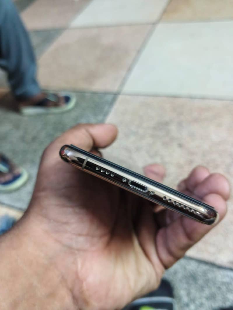Apple iPhone XS Max 7