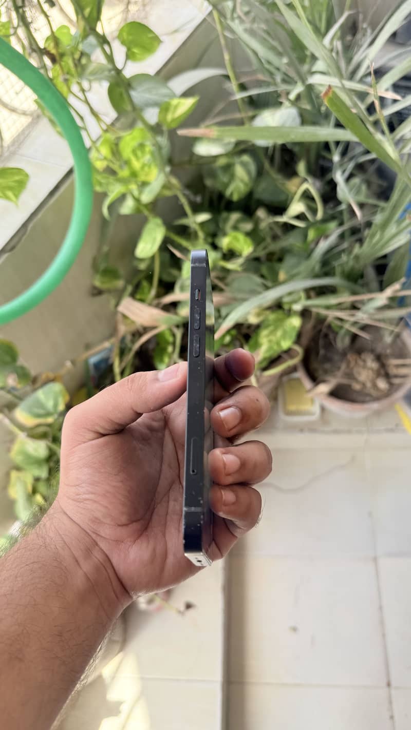 Apple iPhone 13 5