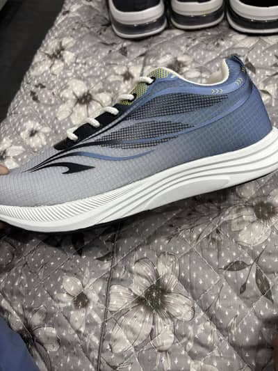 Sports shoes