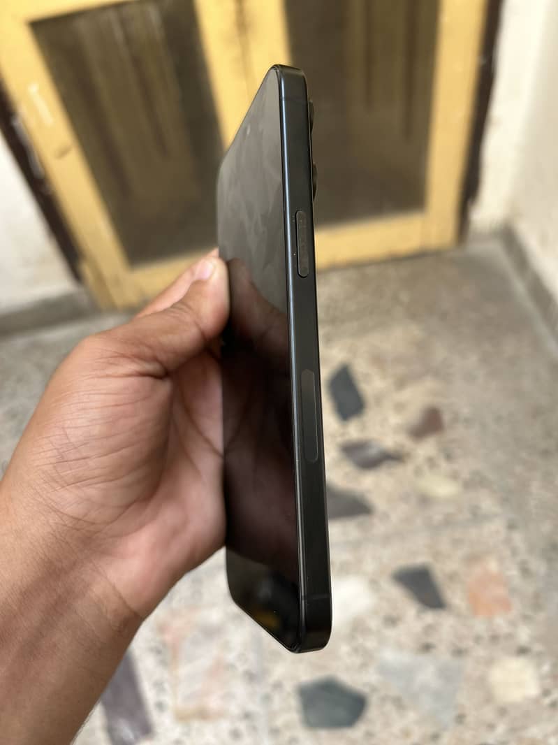 Apple iPhone 15 Pro Max 4