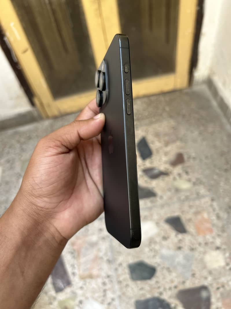 Apple iPhone 15 Pro Max 6