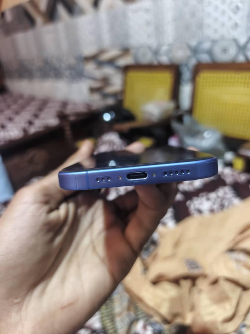 Apple iPhone 16 3