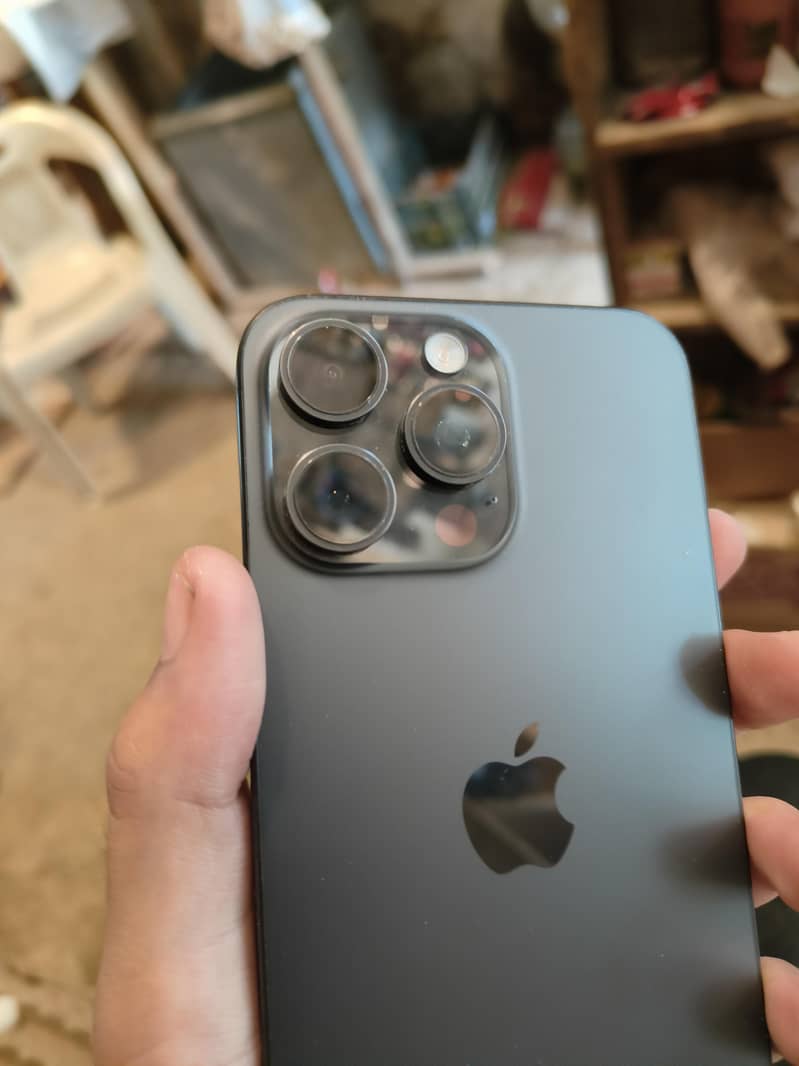 Apple iPhone 15 Pro Max 3