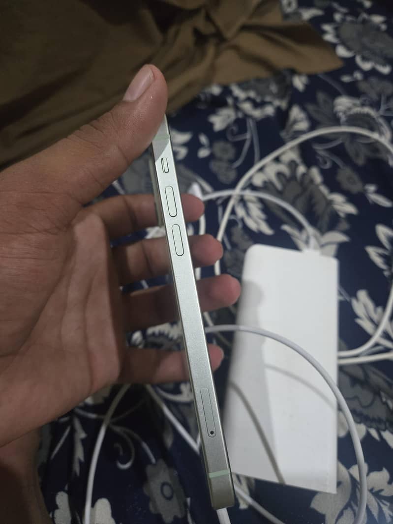 Apple iPhone 12 4