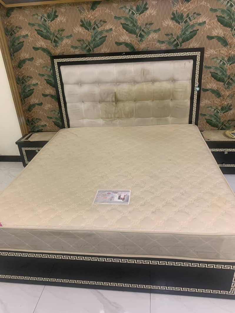 Bed with Side Tables 0