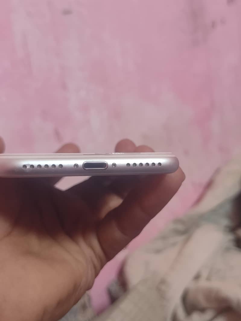 Apple iPhone 7 0