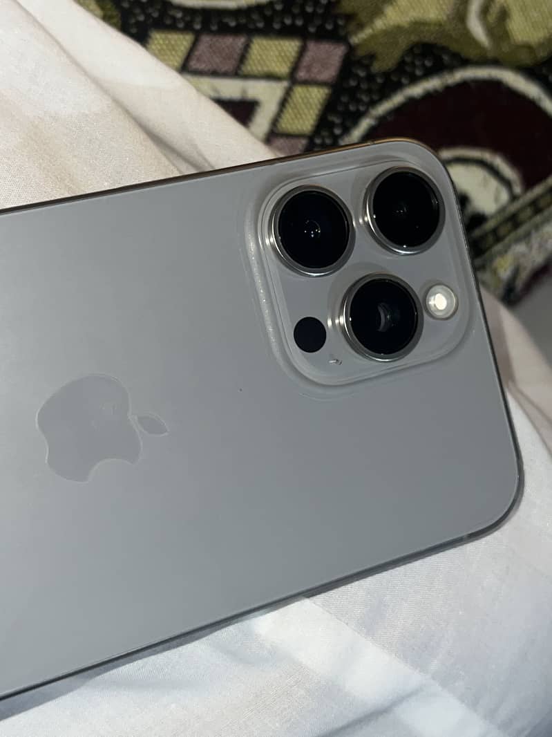 Apple iPhone 15 Pro Max 3