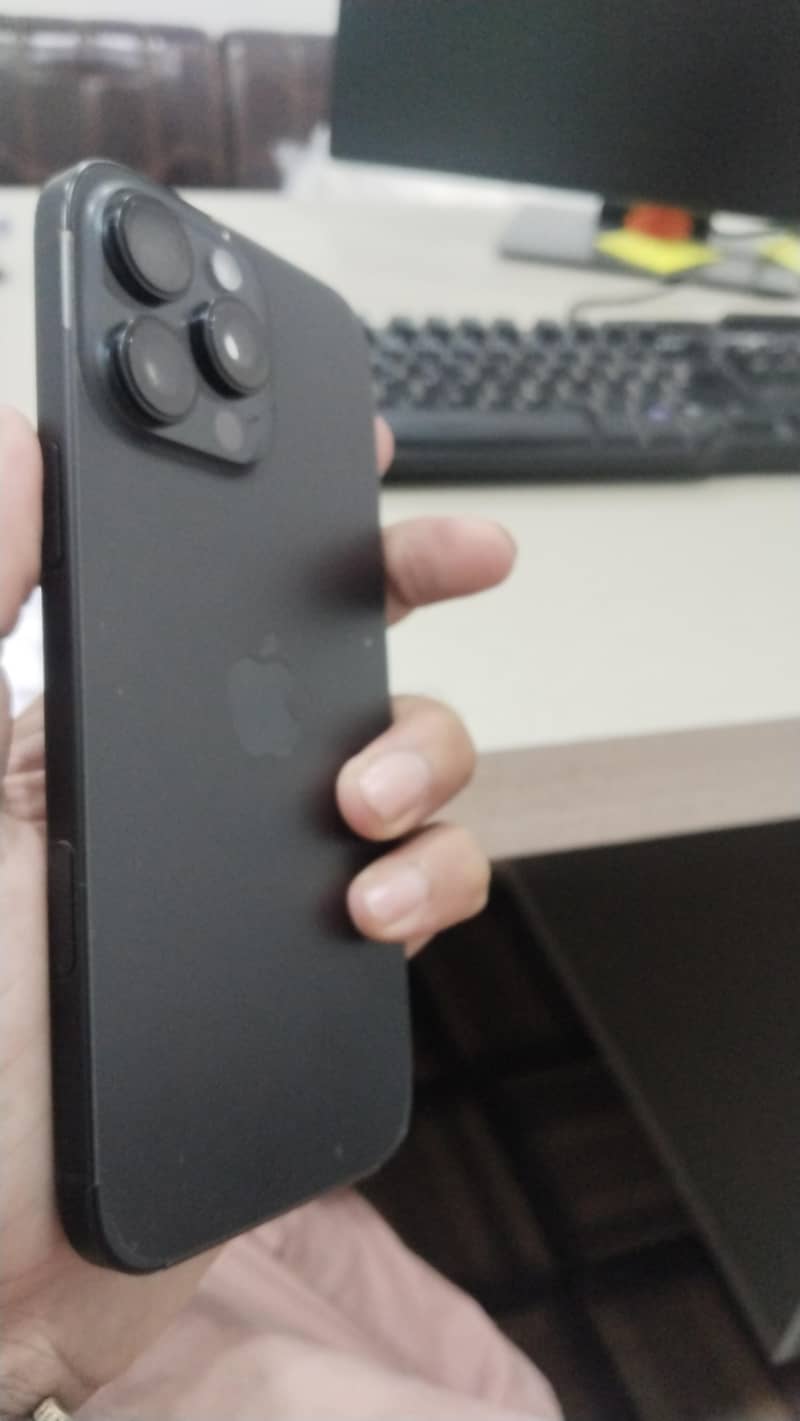 Apple iPhone 16 Pro Max 1