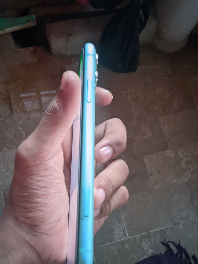 Apple iPhone 11 4