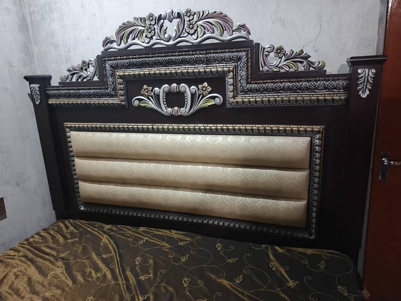 double bed with 1 side table 0