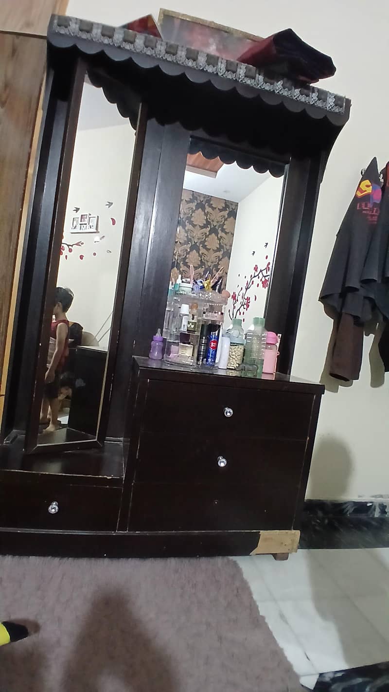 dressing table and 2 side tables 0