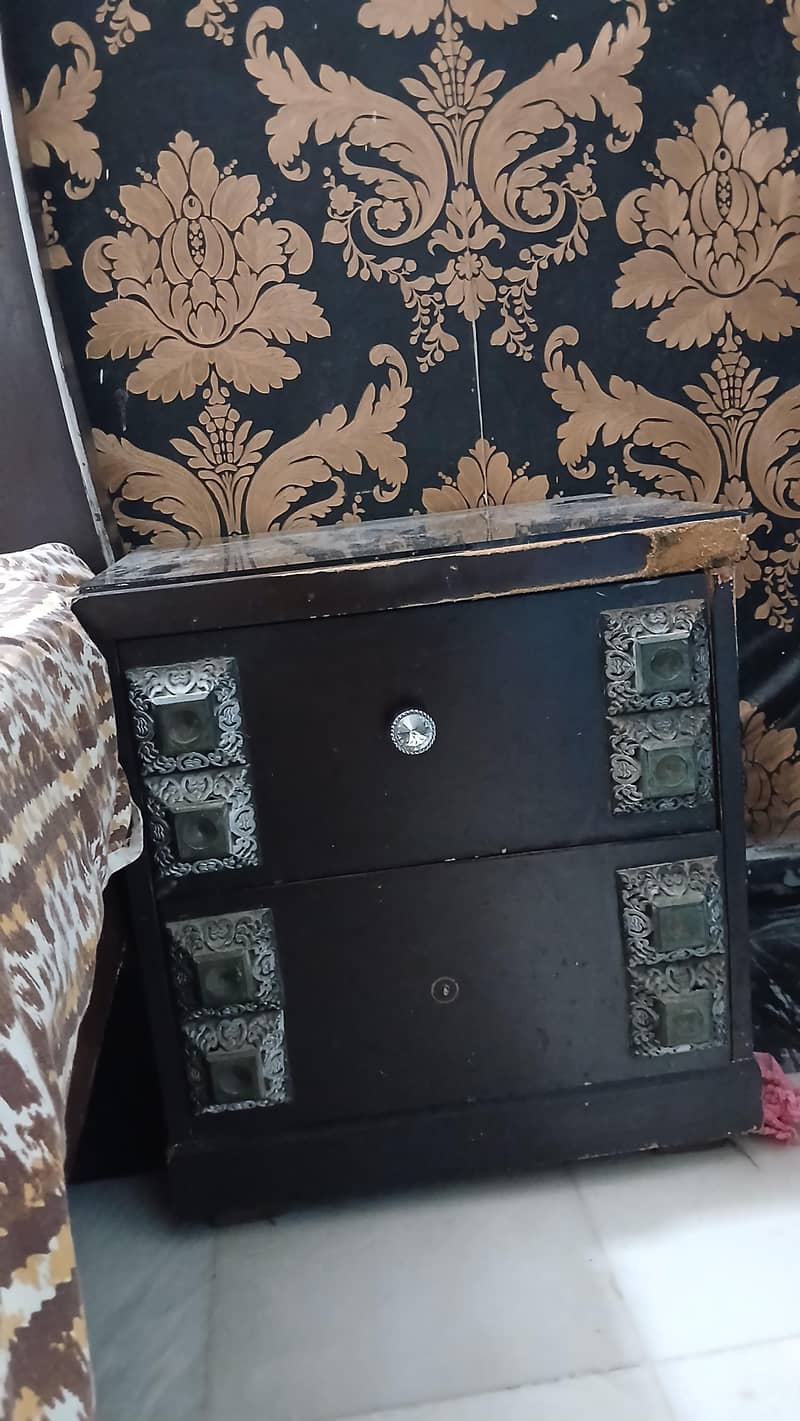 dressing table and 2 side tables 1