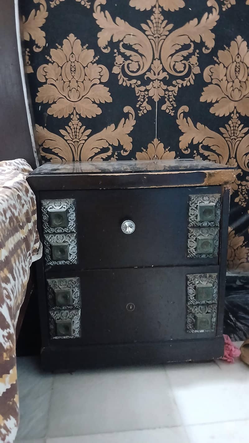 dressing table and 2 side tables 2