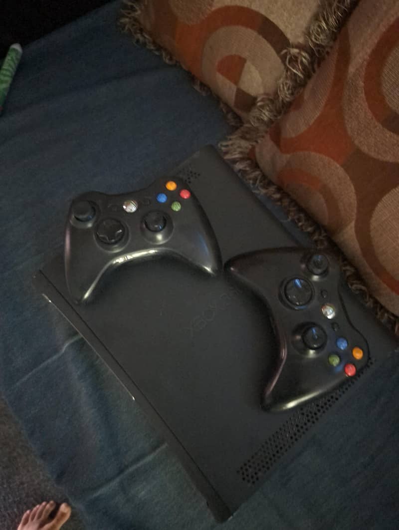 Xbox 360 with 2 controller 0