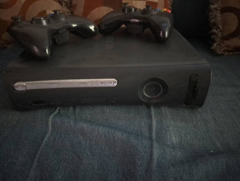 Xbox 360 with 2 controller 1