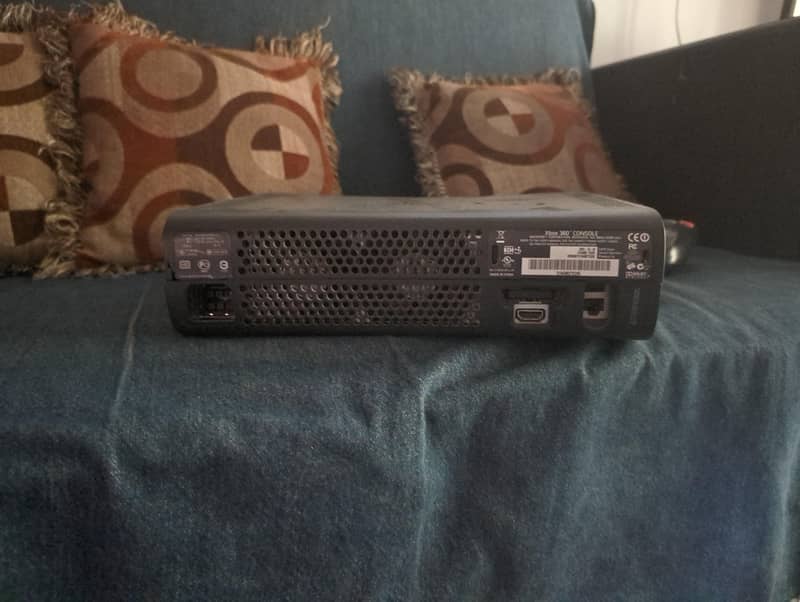 Xbox 360 with 2 controller 2