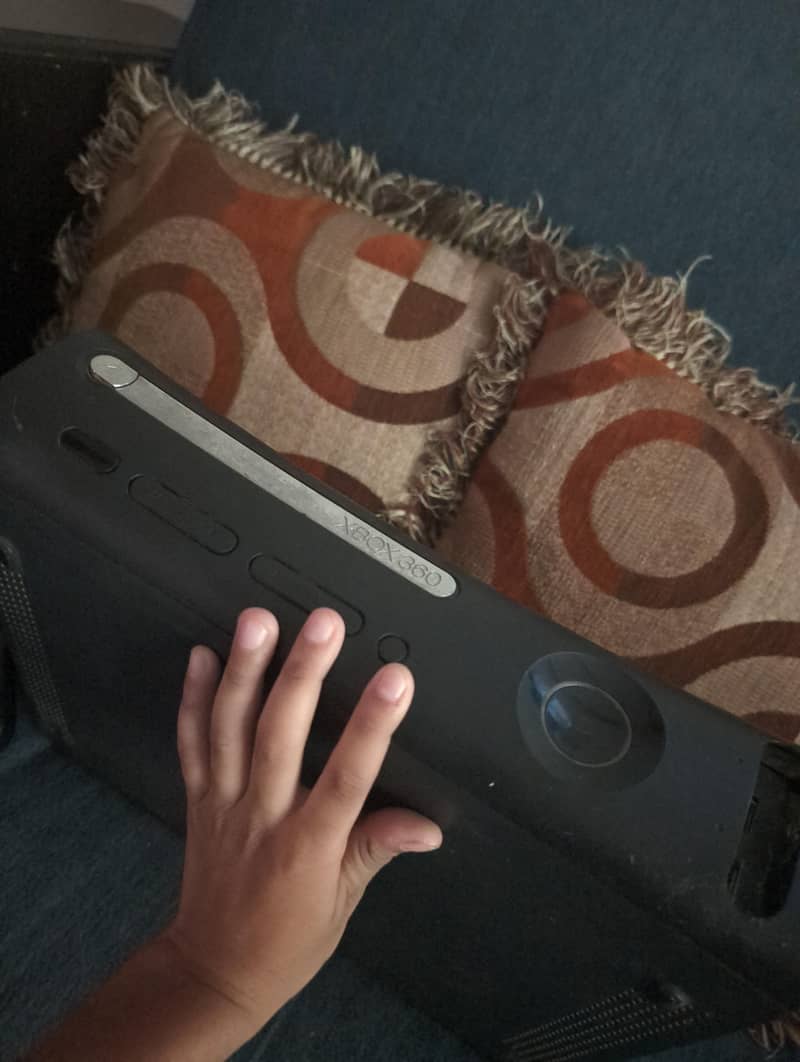 Xbox 360 with 2 controller 5