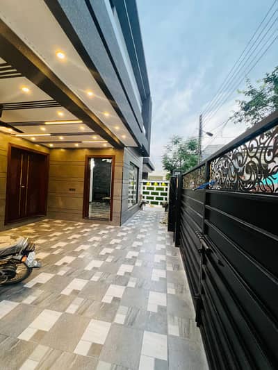 Beautiful 10 Marla Stylish House For Sale In UET Housing Society