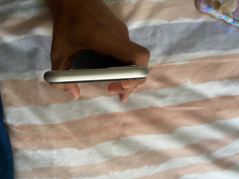 Apple iPhone 11 4