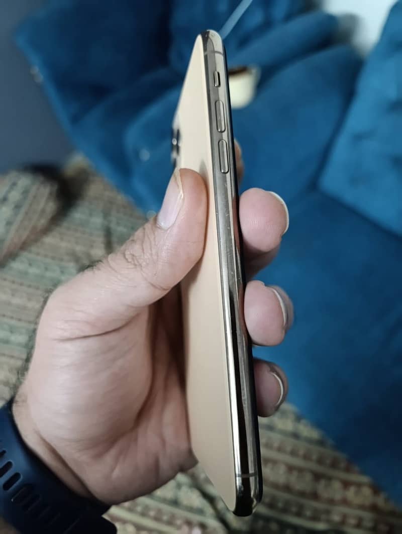 Apple iPhone 11 Pro Max 4