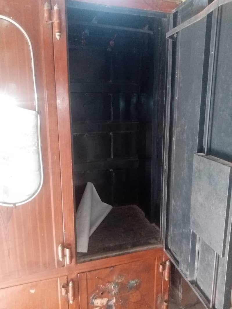 Safe almari good condition 1
