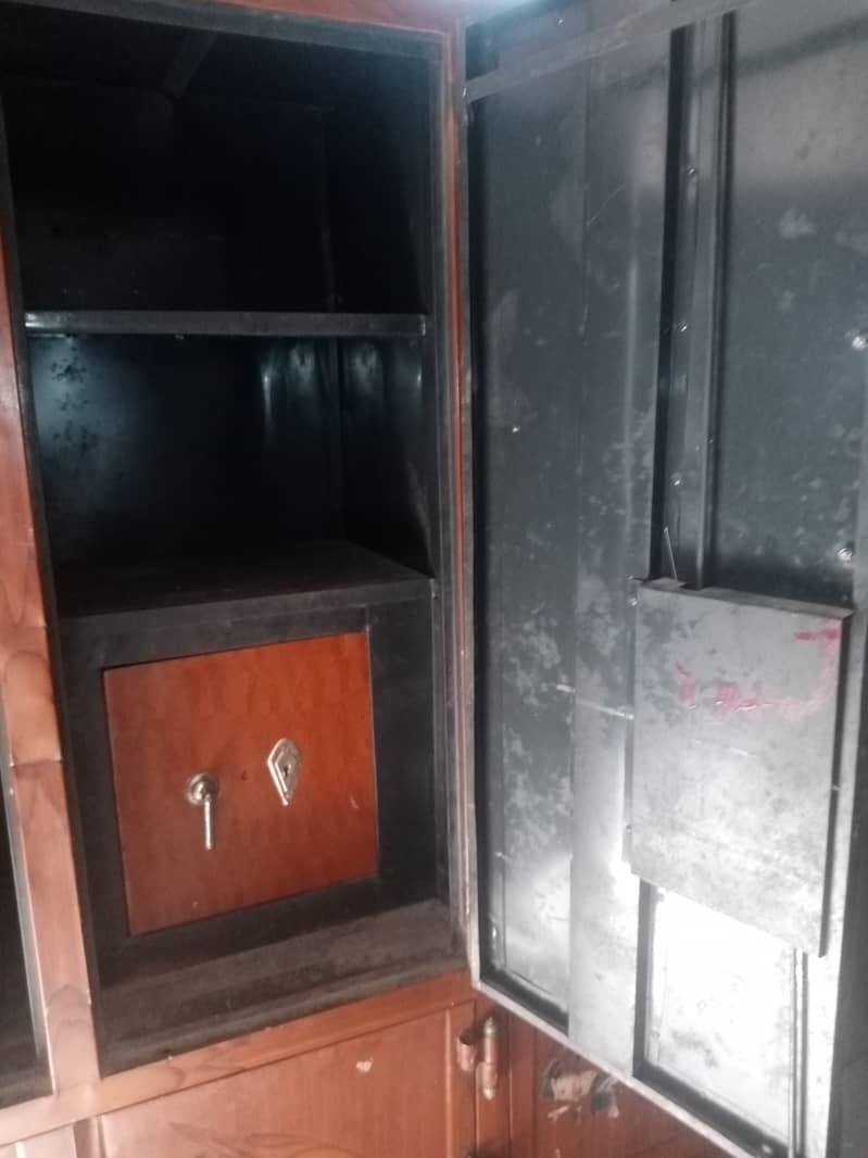 Safe almari good condition 2