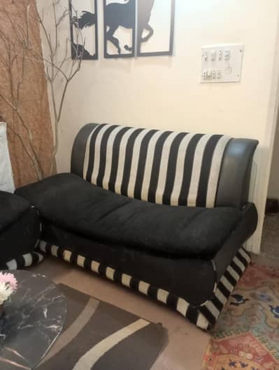 Black and White Striped Sofa Set (3+2+1) in Good Condition