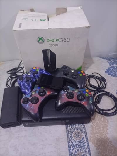 Xbox 360 | 30+ games | 4 controllers | 512 GB extender