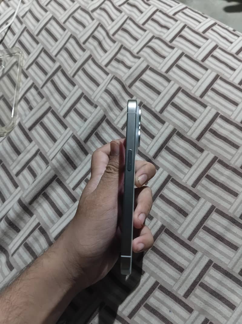 Apple iPhone 15 Pro 6