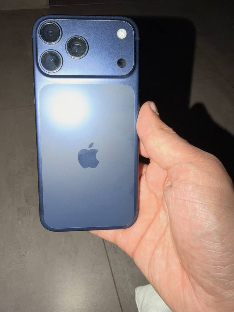 Apple iPhone 17 Pro Max 1