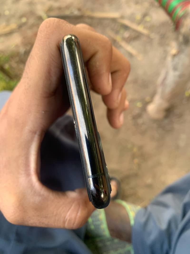 Apple iPhone 11 Pro Max 2