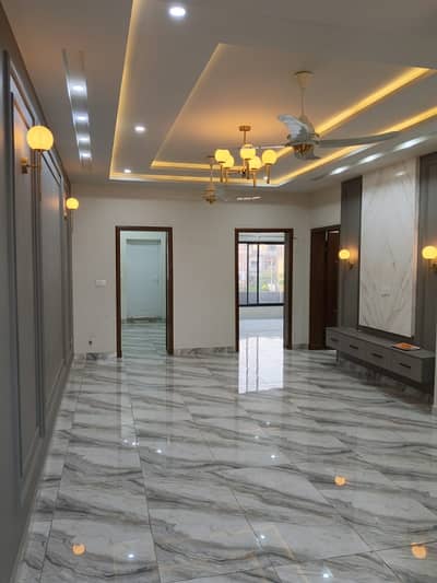 8 MARLA BRAND NEW LUXURY UPPER PORTION AVAILABLE FMC