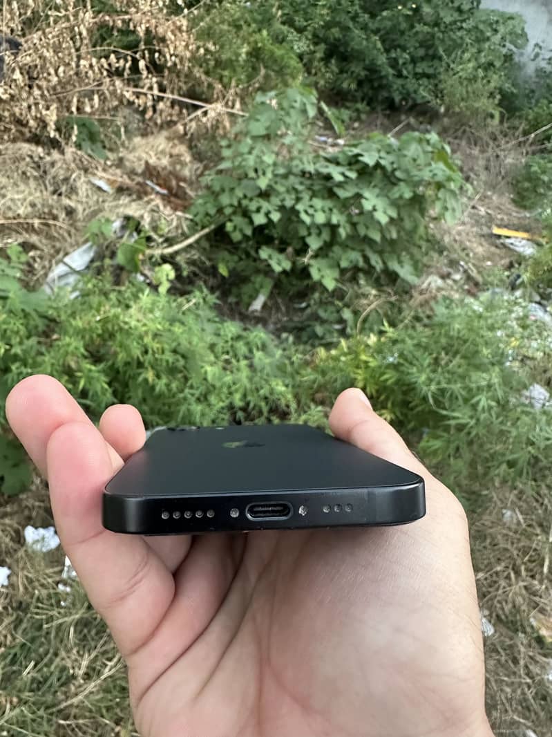 Apple iPhone 16e 1