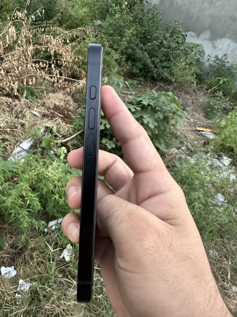 Apple iPhone 16e 2