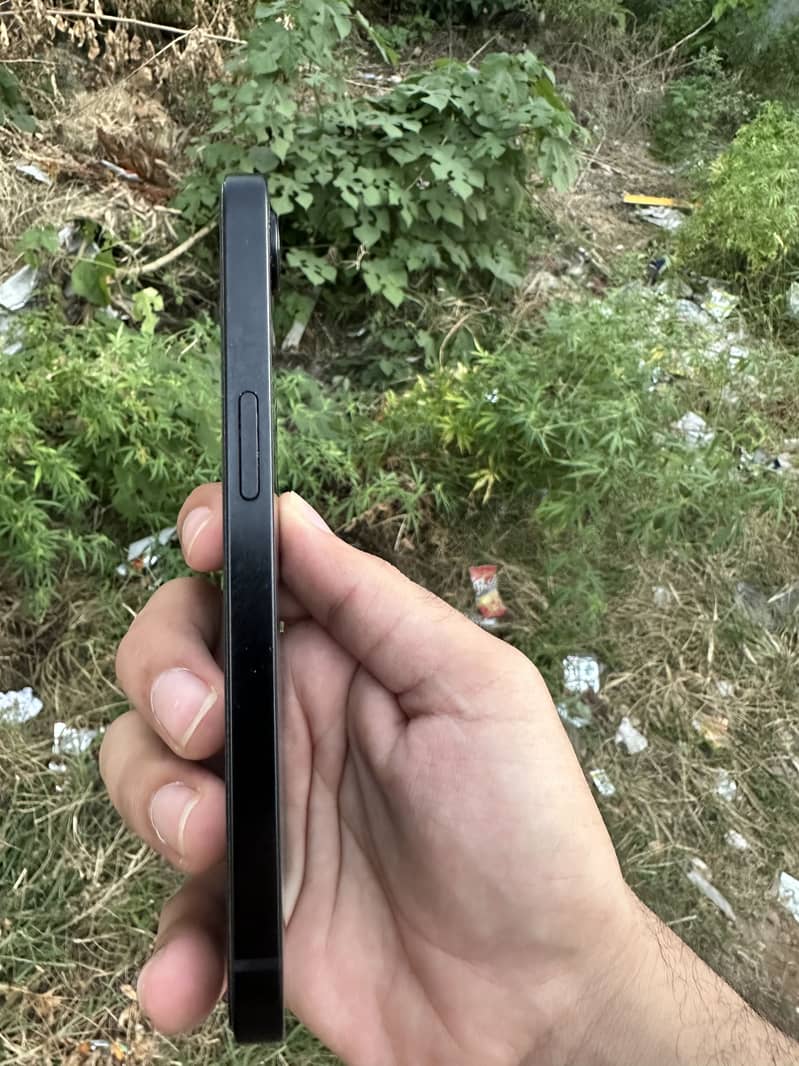 Apple iPhone 16e 3
