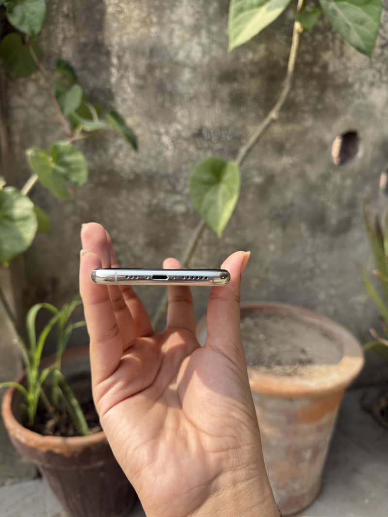 Apple iPhone 11 Pro 4