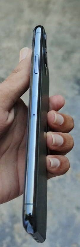 Apple iPhone 11 Pro Max 4