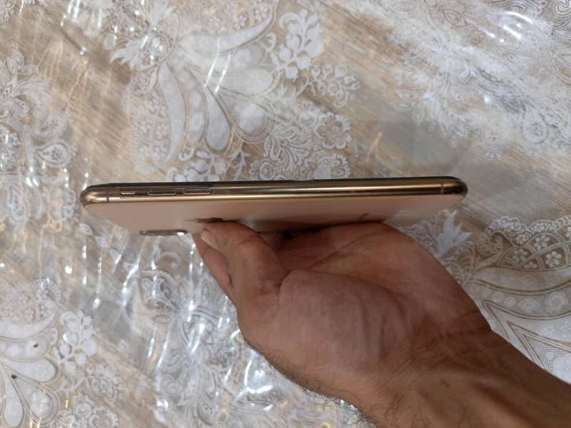 Apple iPhone XS Max 3