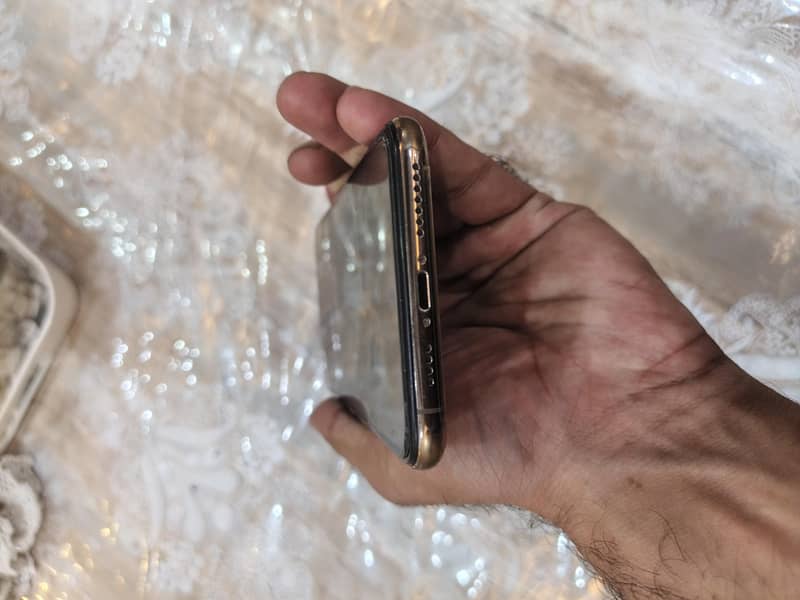 Apple iPhone XS Max 5