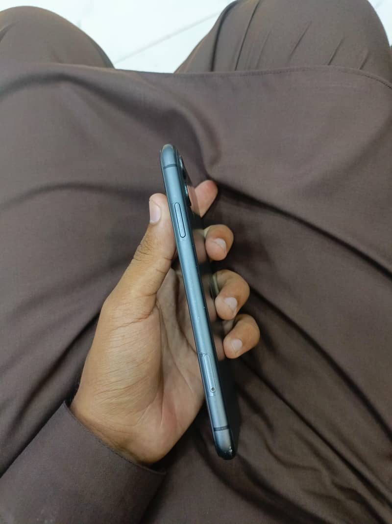 Apple iPhone 11 3