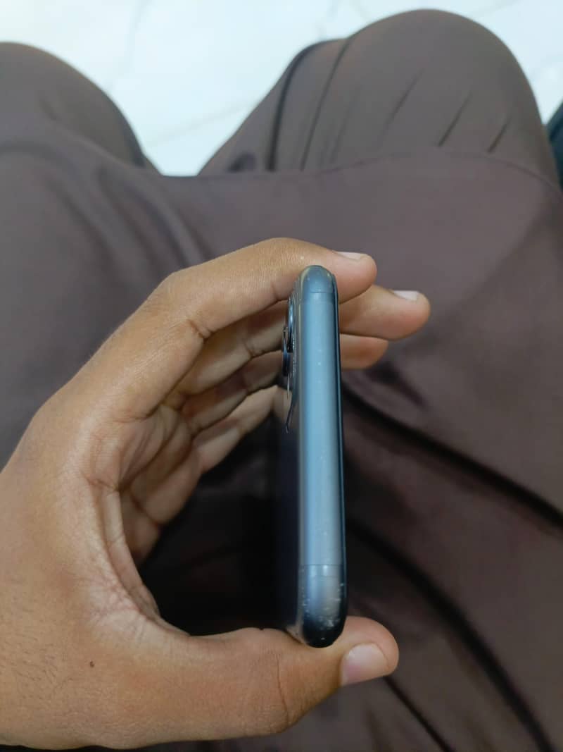 Apple iPhone 11 4