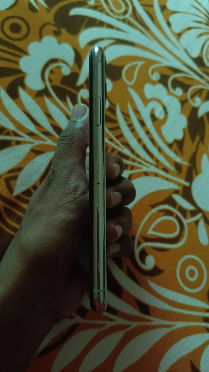 Apple iPhone 11 Pro Max 2